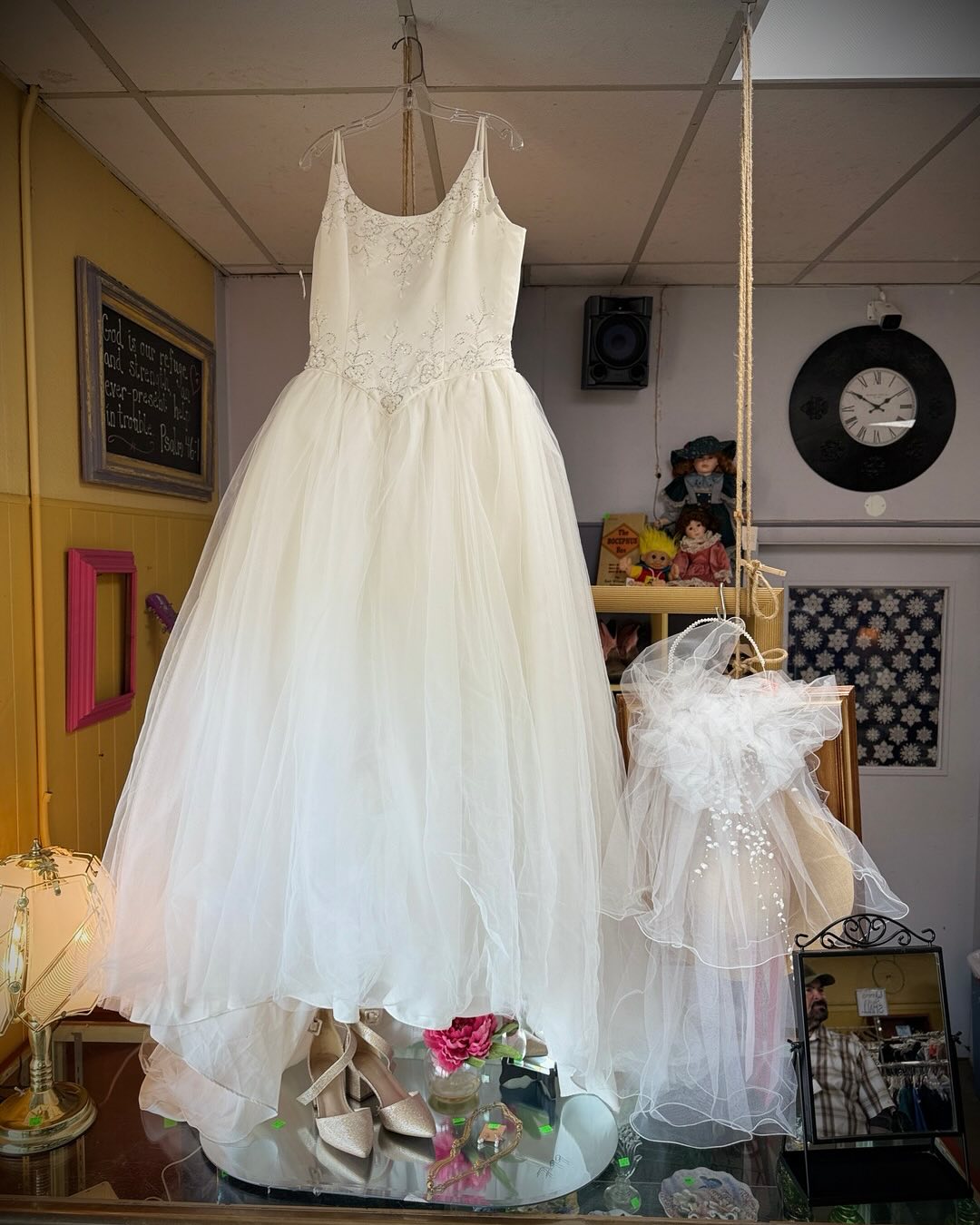 Elegant White Wedding Gown with Tulle Skirt